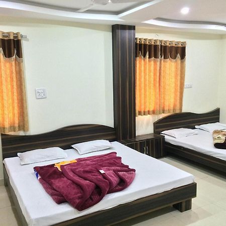 Hotel Vrandavan Palace Near Mahakal Temple ウッジャイン エクステリア 写真