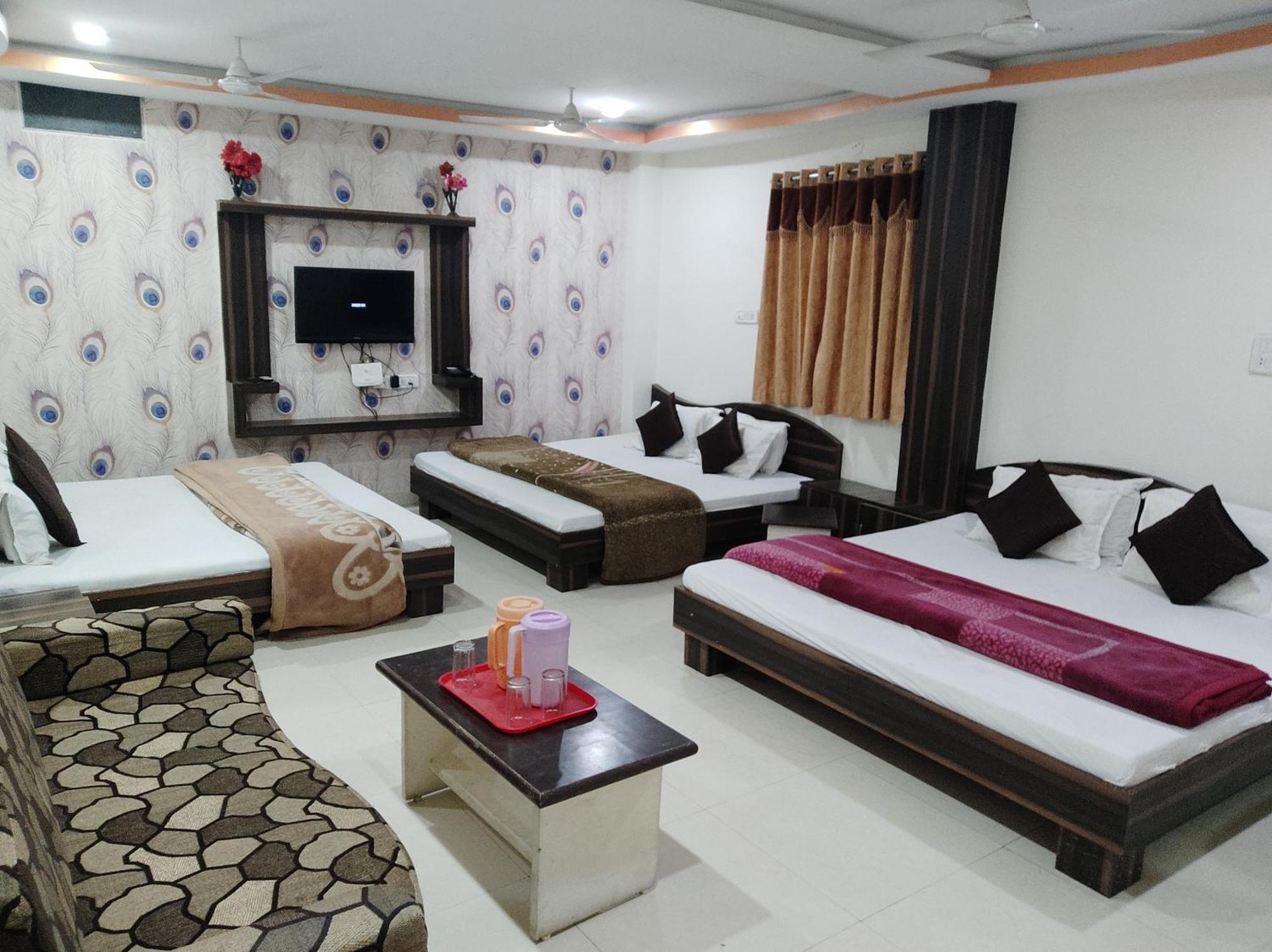 Hotel Vrandavan Palace Near Mahakal Temple ウッジャイン エクステリア 写真