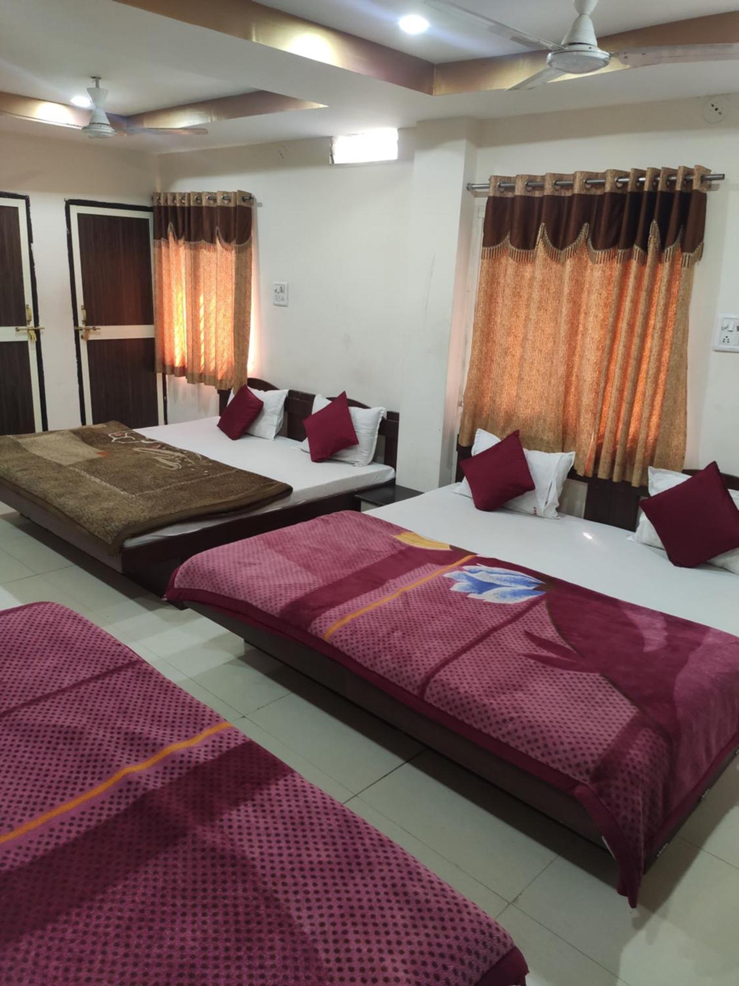 Hotel Vrandavan Palace Near Mahakal Temple ウッジャイン エクステリア 写真