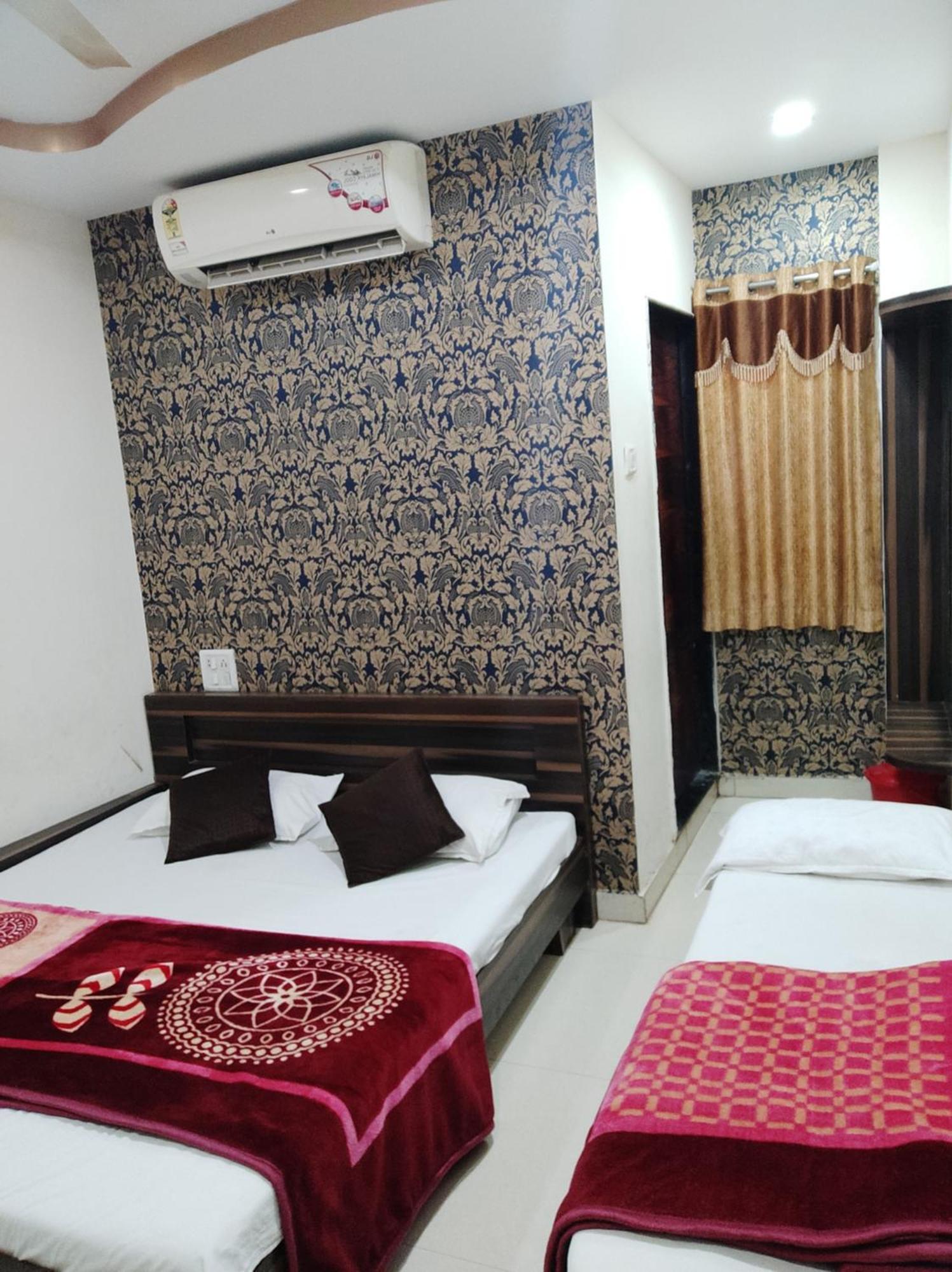 Hotel Vrandavan Palace Near Mahakal Temple ウッジャイン エクステリア 写真