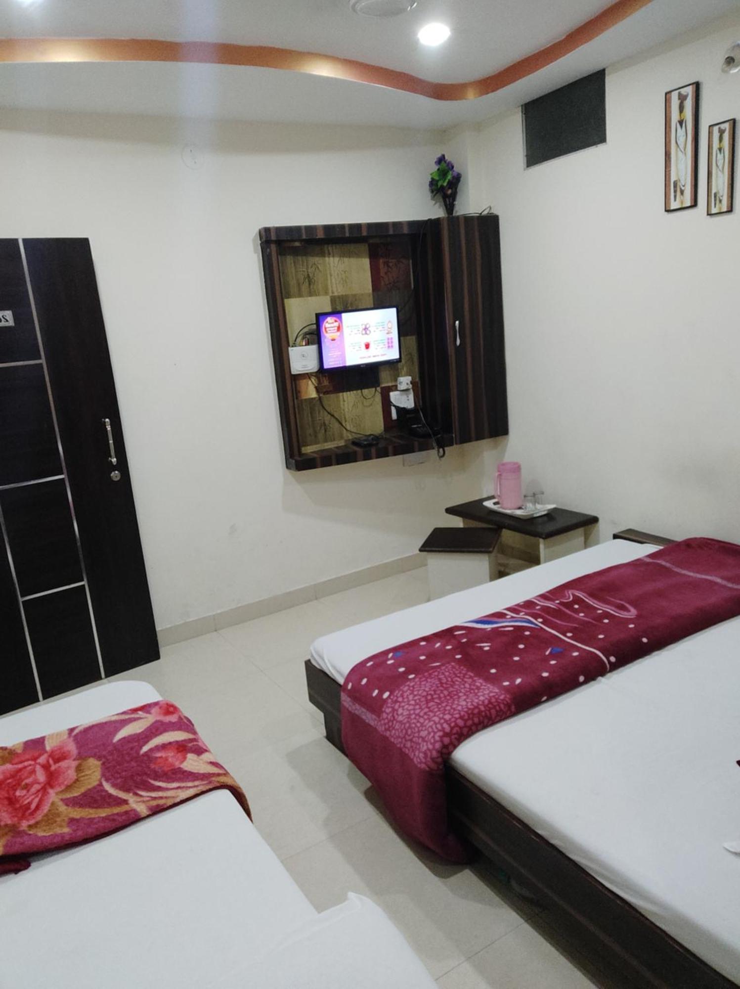 Hotel Vrandavan Palace Near Mahakal Temple ウッジャイン エクステリア 写真