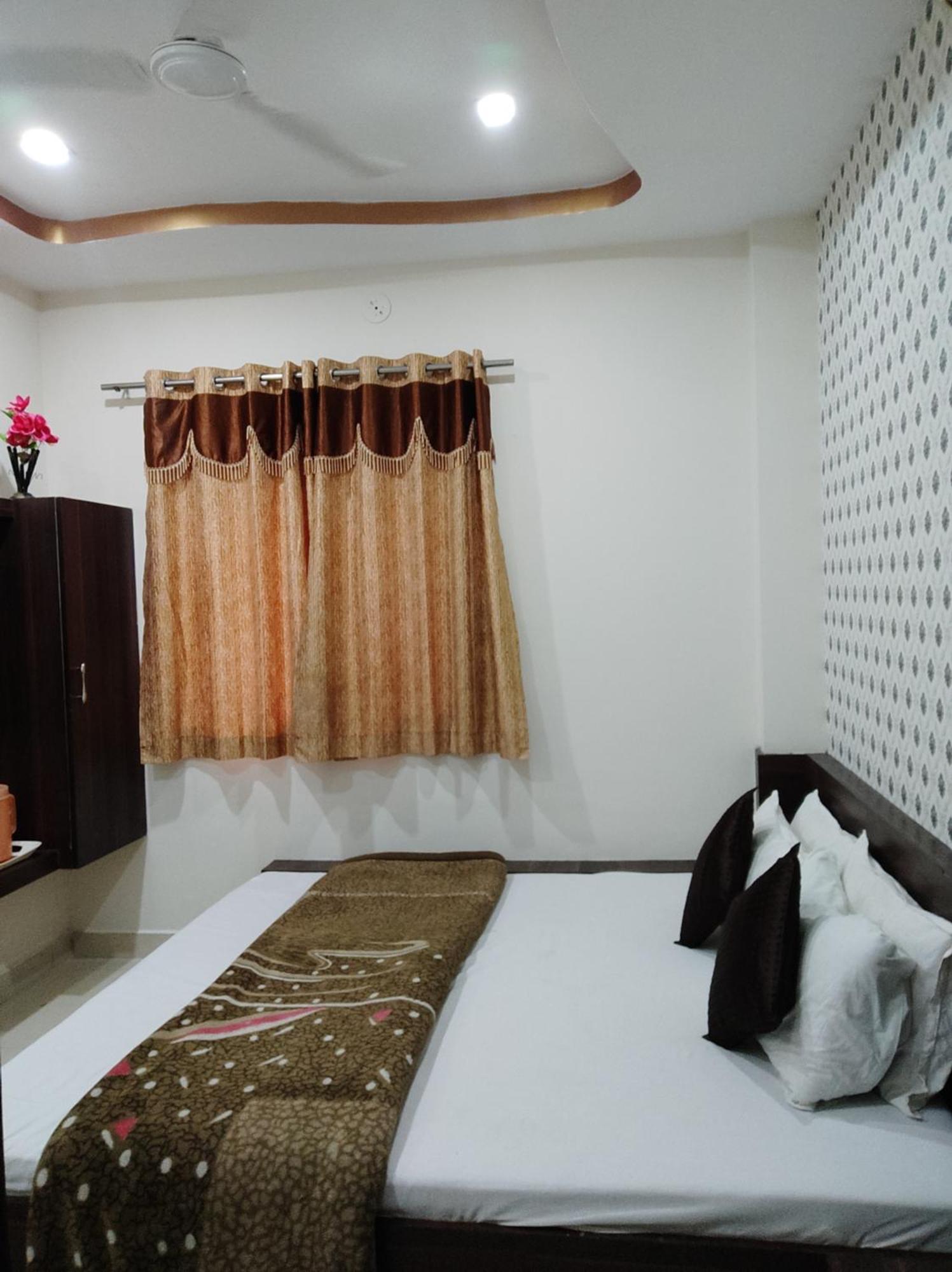 Hotel Vrandavan Palace Near Mahakal Temple ウッジャイン エクステリア 写真