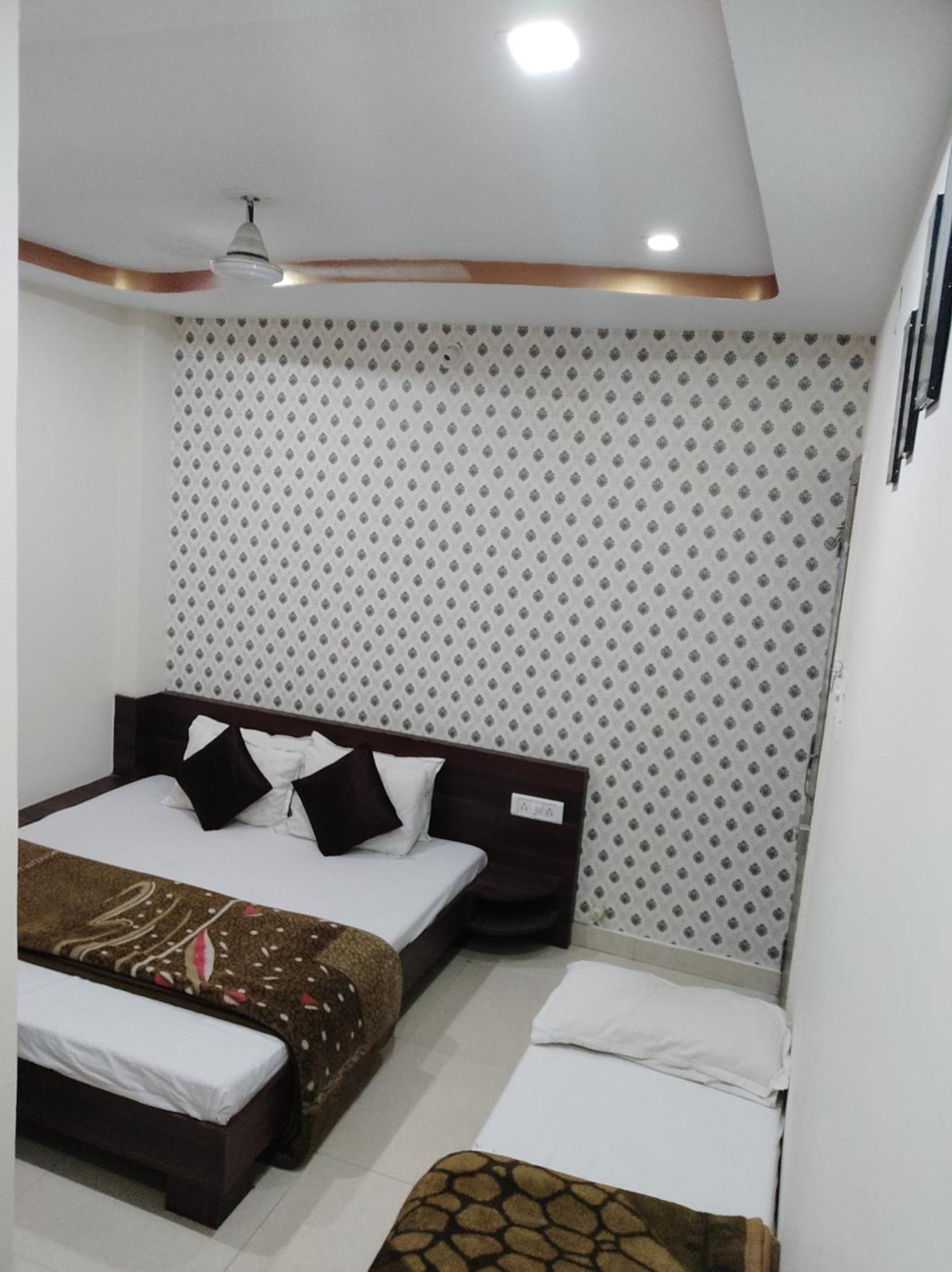 Hotel Vrandavan Palace Near Mahakal Temple ウッジャイン エクステリア 写真
