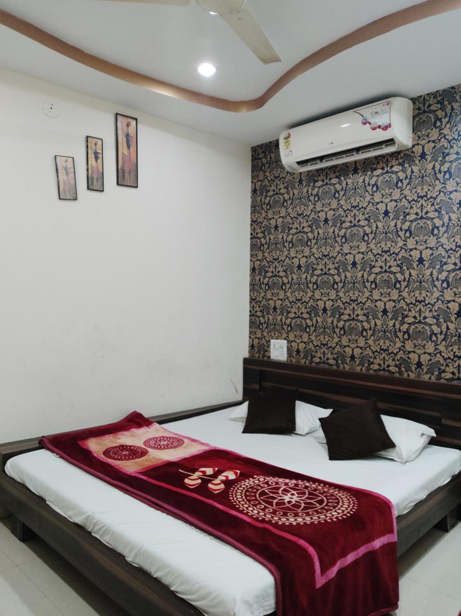 Hotel Vrandavan Palace Near Mahakal Temple ウッジャイン エクステリア 写真