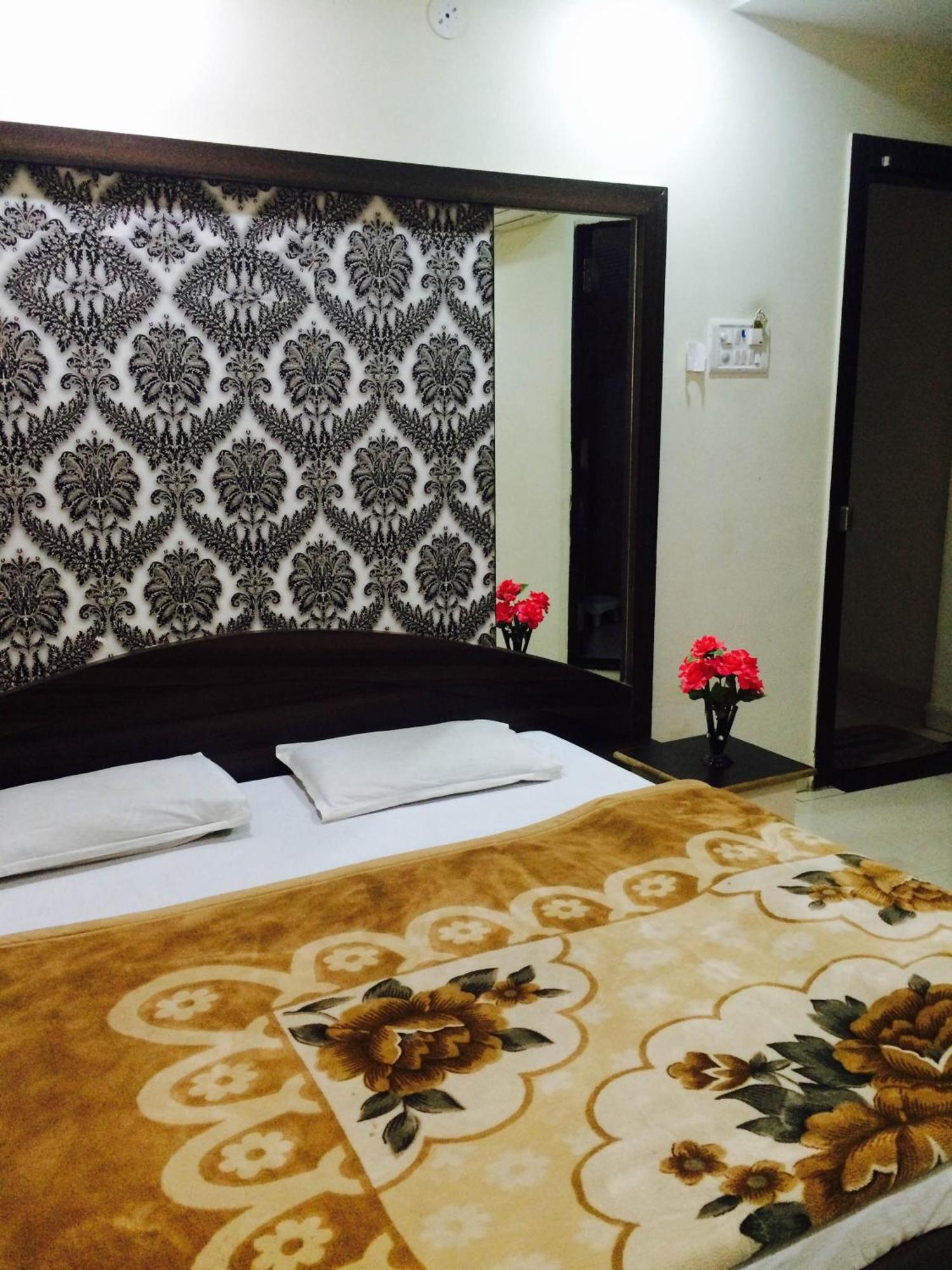 Hotel Vrandavan Palace Near Mahakal Temple ウッジャイン エクステリア 写真
