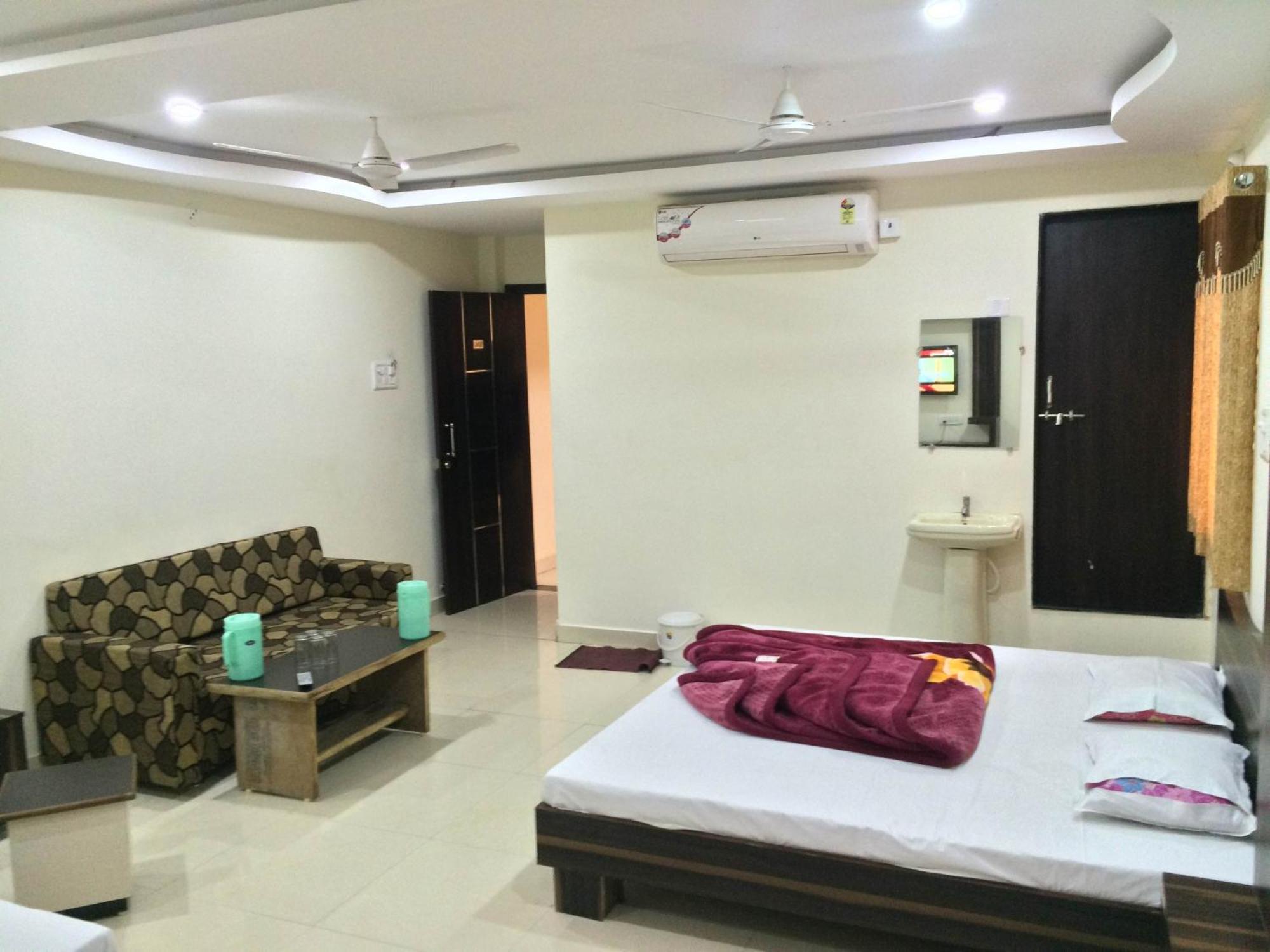 Hotel Vrandavan Palace Near Mahakal Temple ウッジャイン エクステリア 写真