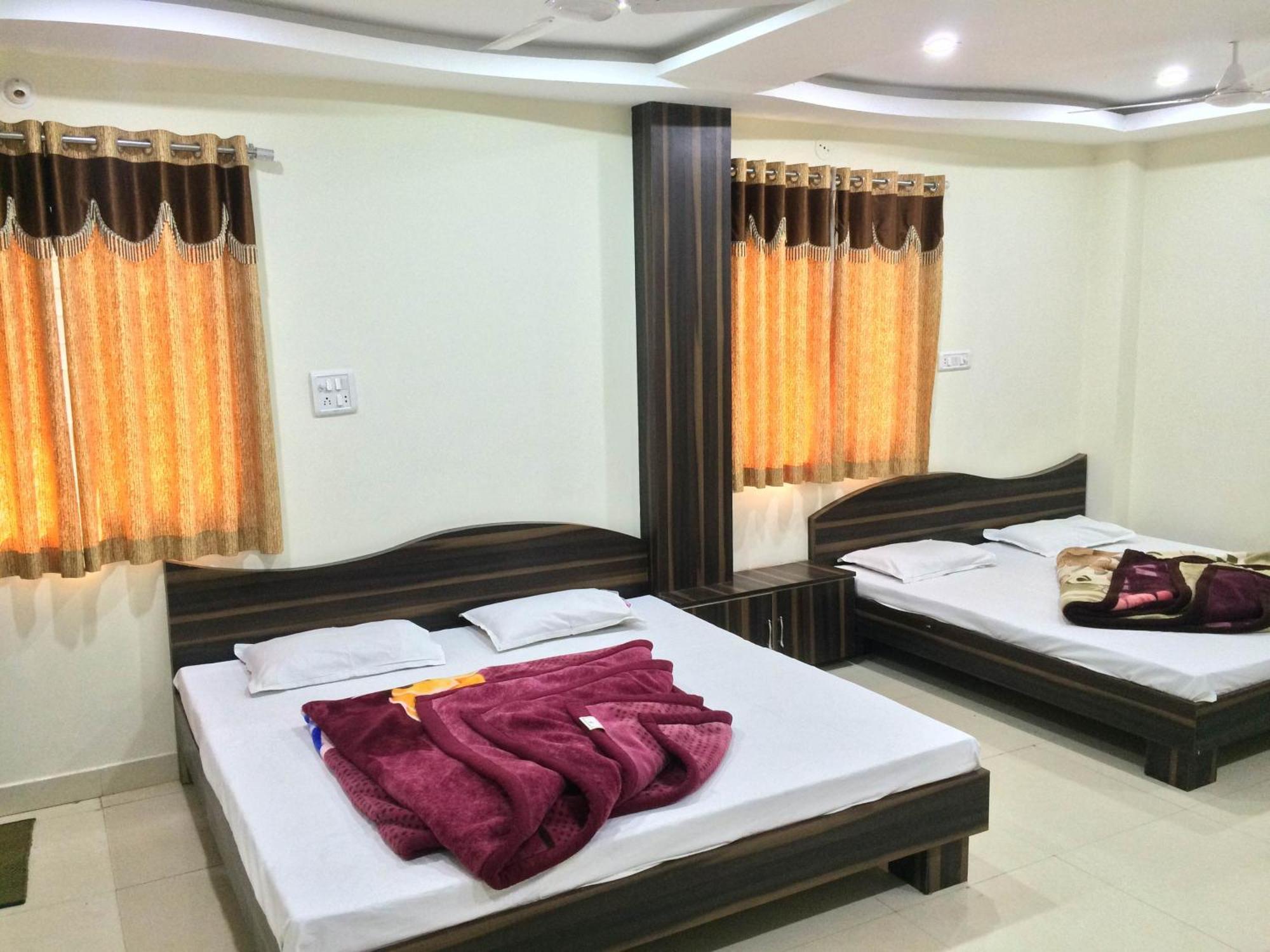 Hotel Vrandavan Palace Near Mahakal Temple ウッジャイン エクステリア 写真