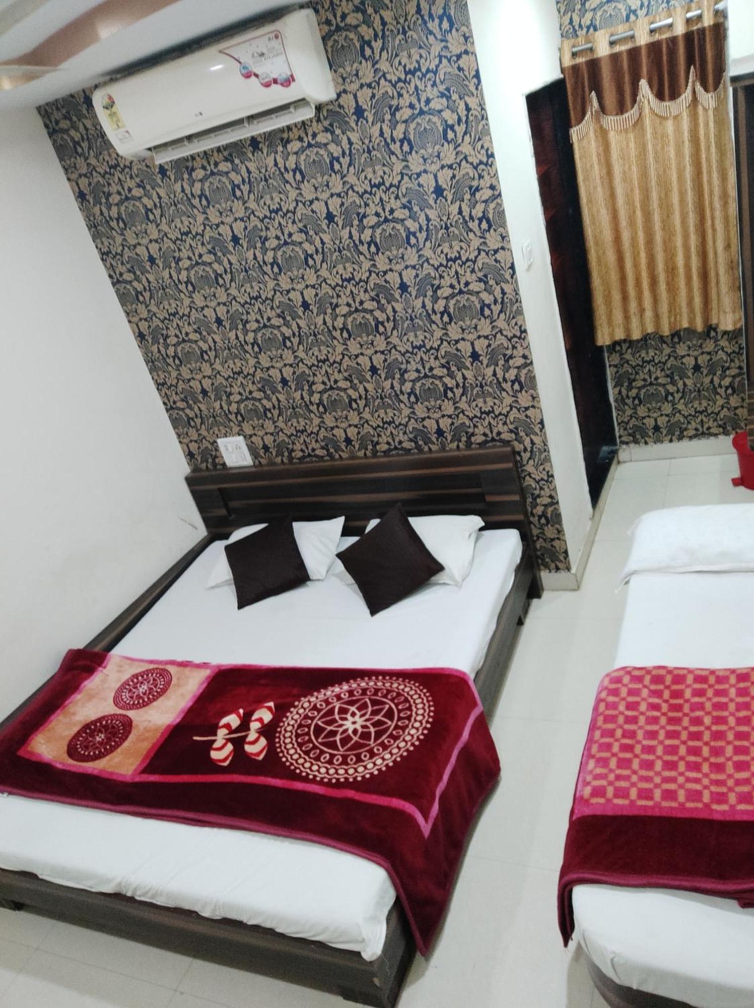 Hotel Vrandavan Palace Near Mahakal Temple ウッジャイン エクステリア 写真