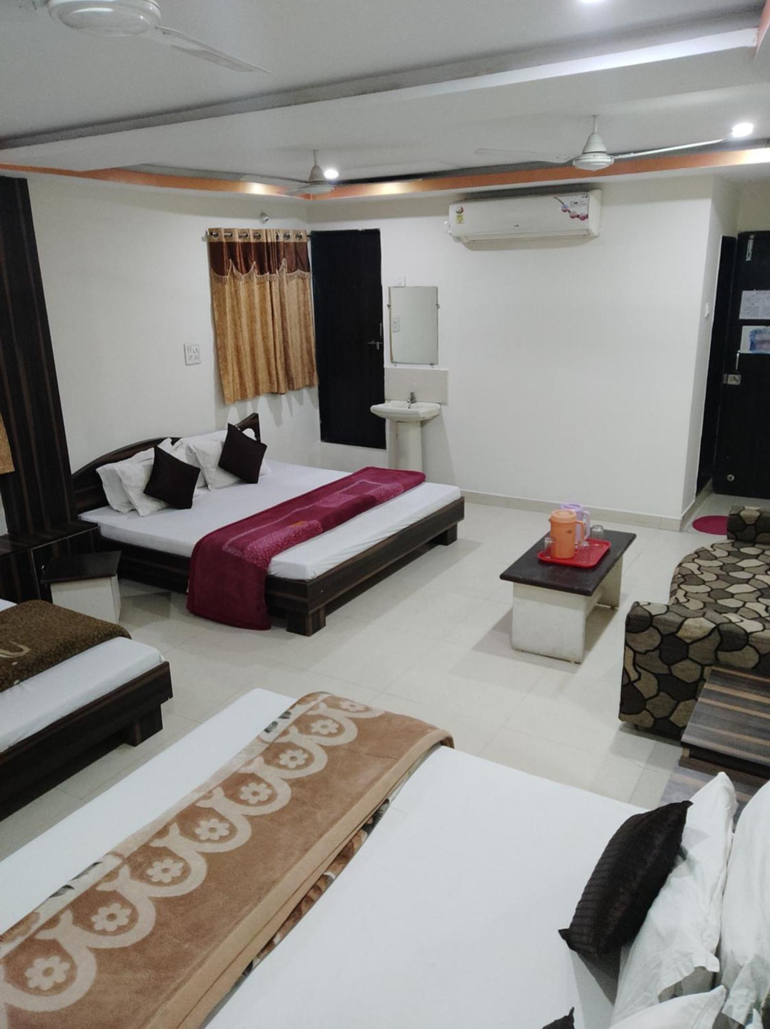 Hotel Vrandavan Palace Near Mahakal Temple ウッジャイン エクステリア 写真