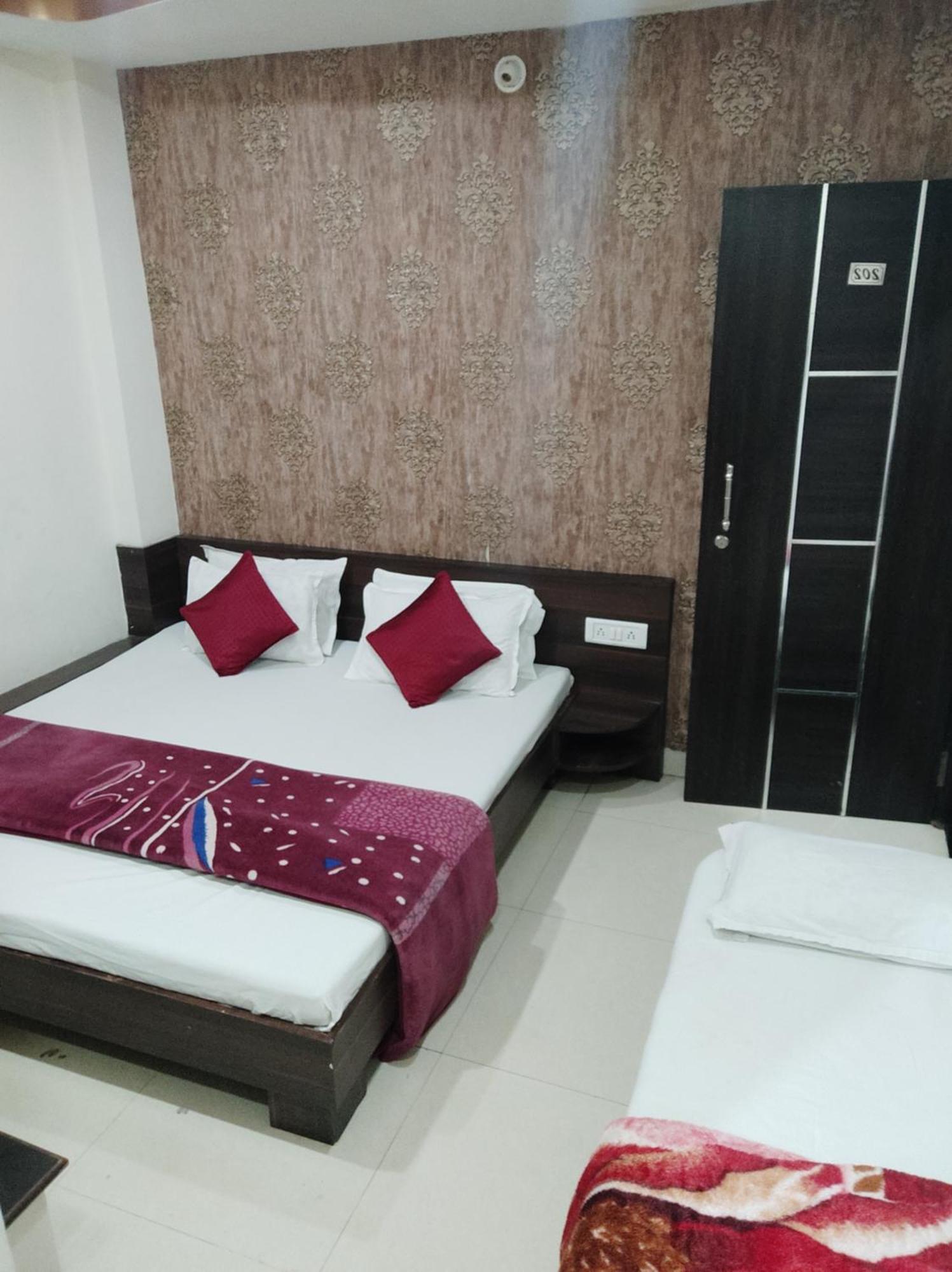Hotel Vrandavan Palace Near Mahakal Temple ウッジャイン エクステリア 写真