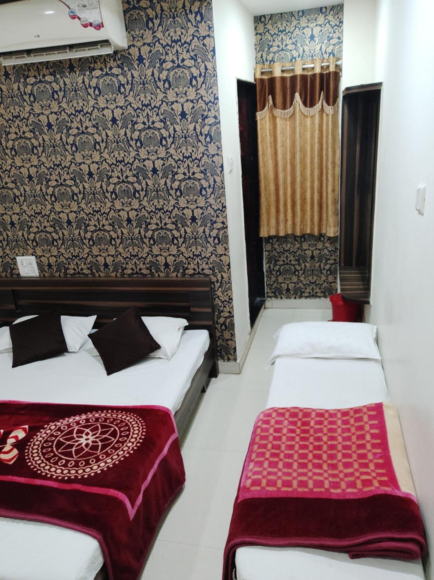Hotel Vrandavan Palace Near Mahakal Temple ウッジャイン エクステリア 写真