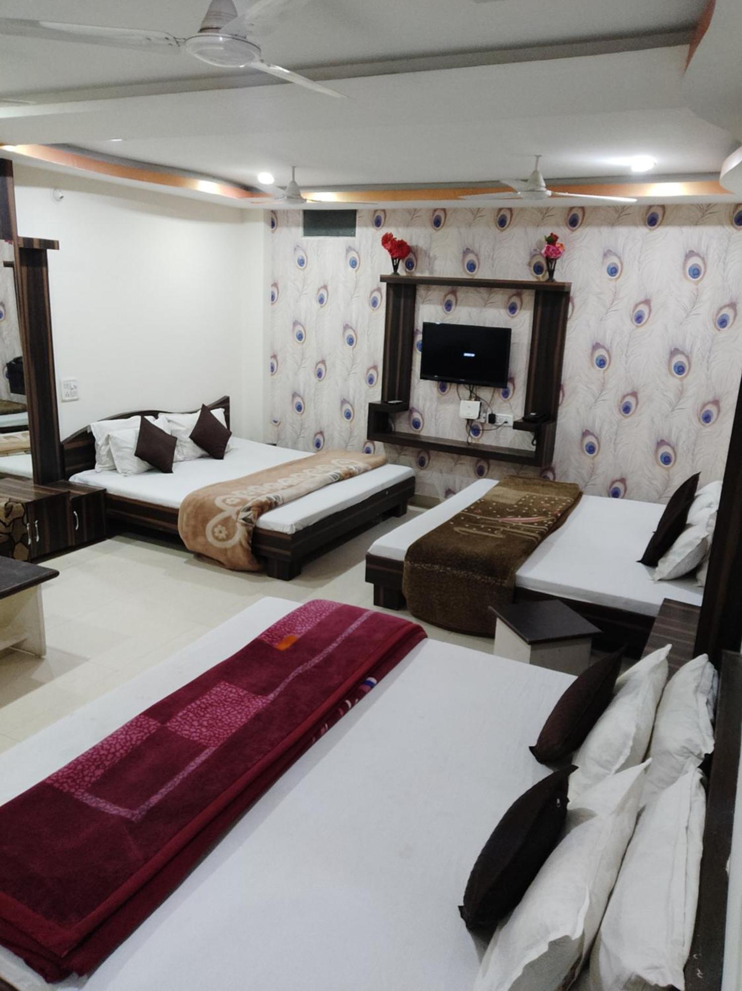 Hotel Vrandavan Palace Near Mahakal Temple ウッジャイン エクステリア 写真