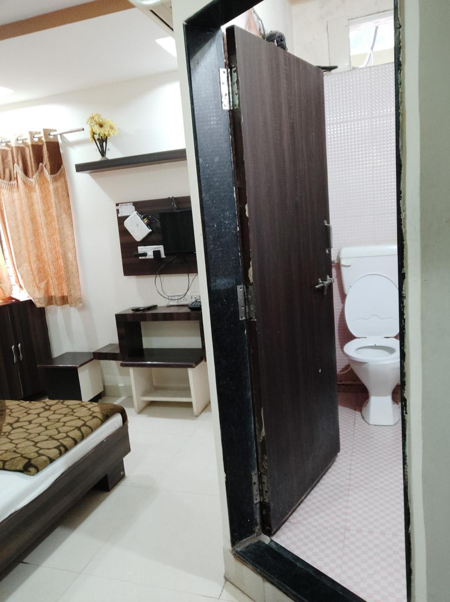 Hotel Vrandavan Palace Near Mahakal Temple ウッジャイン エクステリア 写真