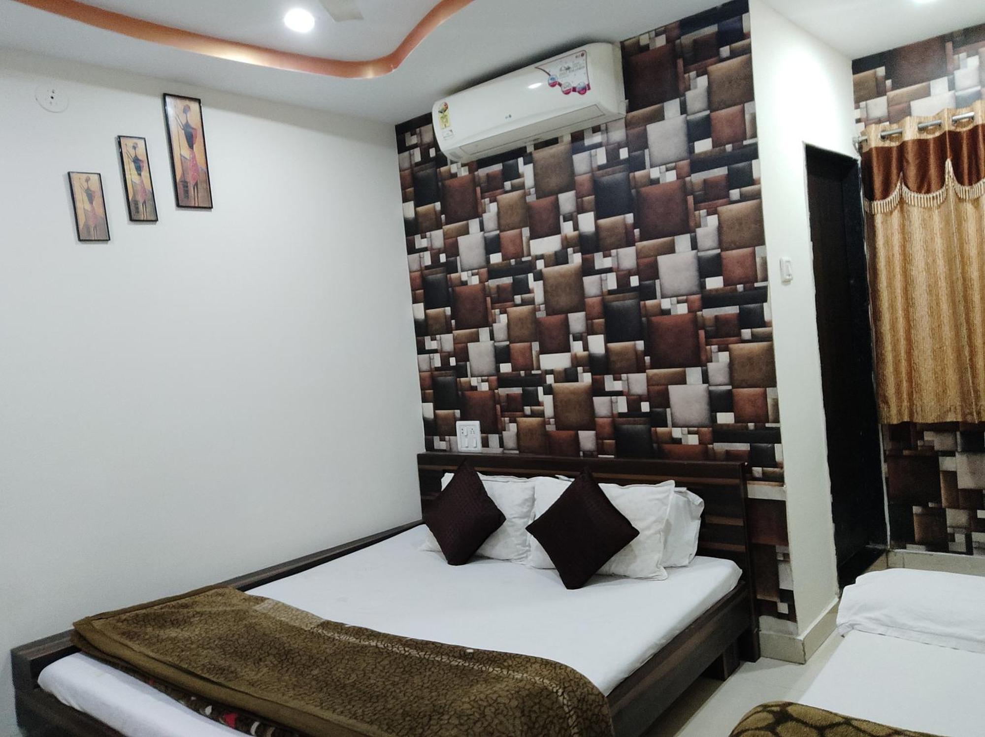 Hotel Vrandavan Palace Near Mahakal Temple ウッジャイン エクステリア 写真