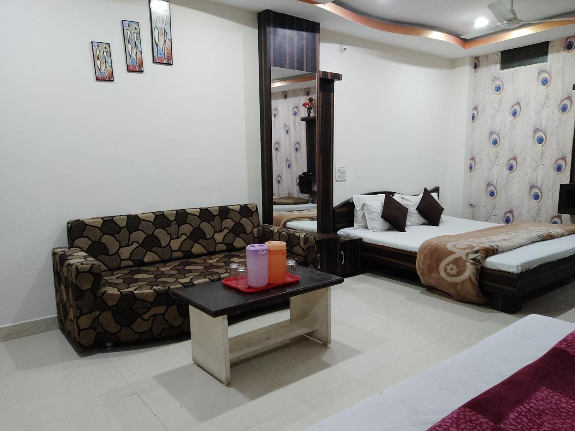 Hotel Vrandavan Palace Near Mahakal Temple ウッジャイン エクステリア 写真