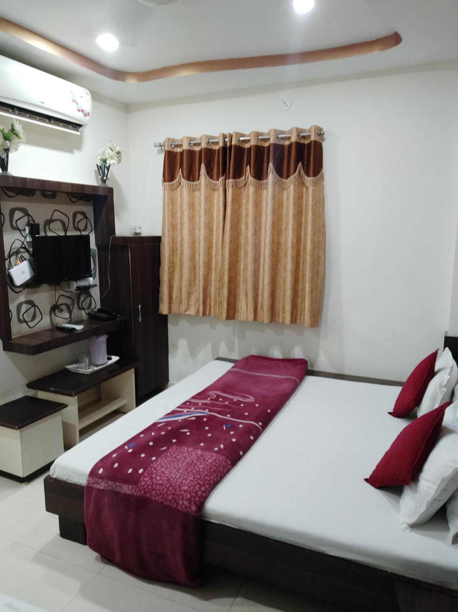 Hotel Vrandavan Palace Near Mahakal Temple ウッジャイン エクステリア 写真
