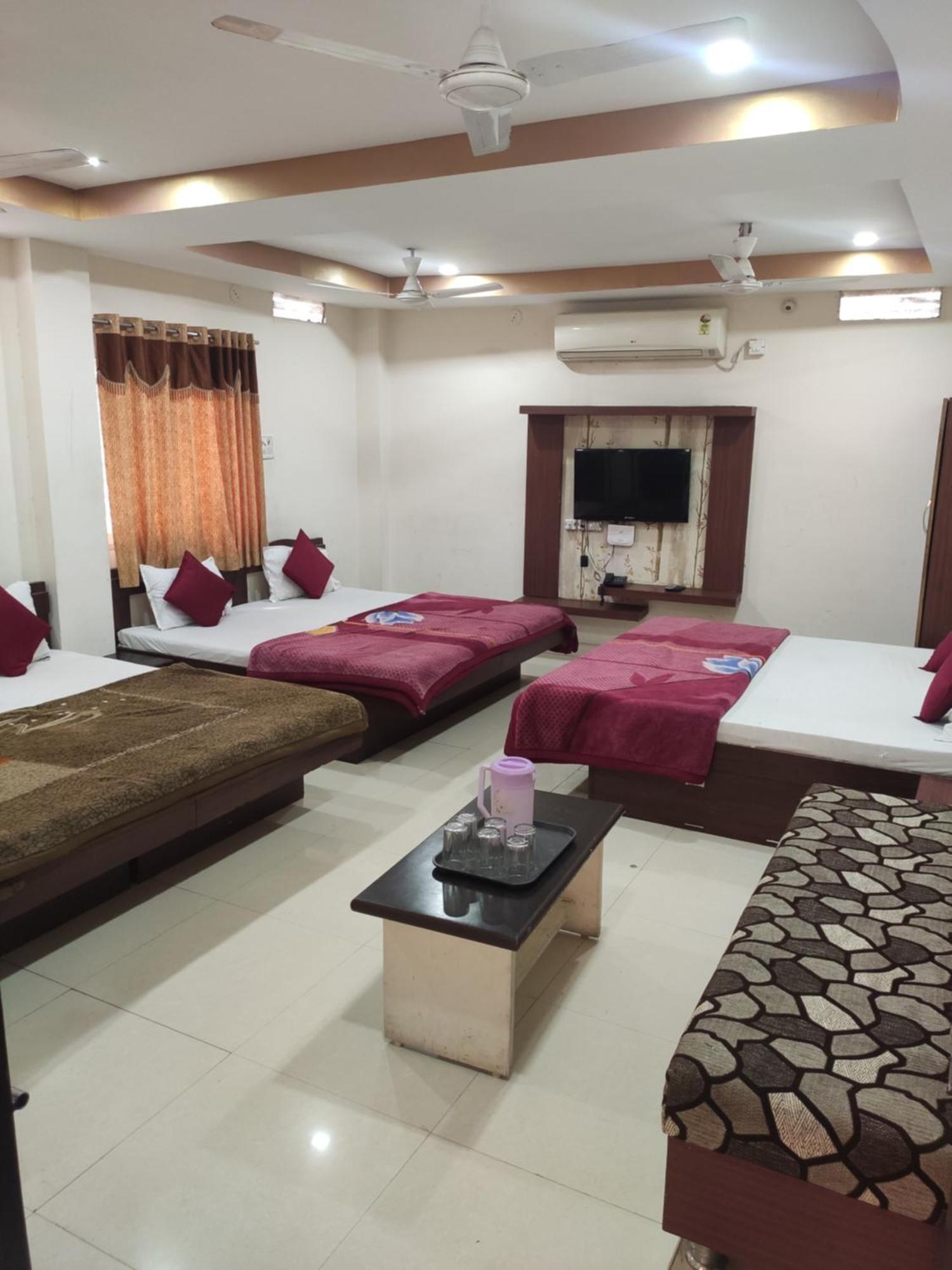 Hotel Vrandavan Palace Near Mahakal Temple ウッジャイン エクステリア 写真