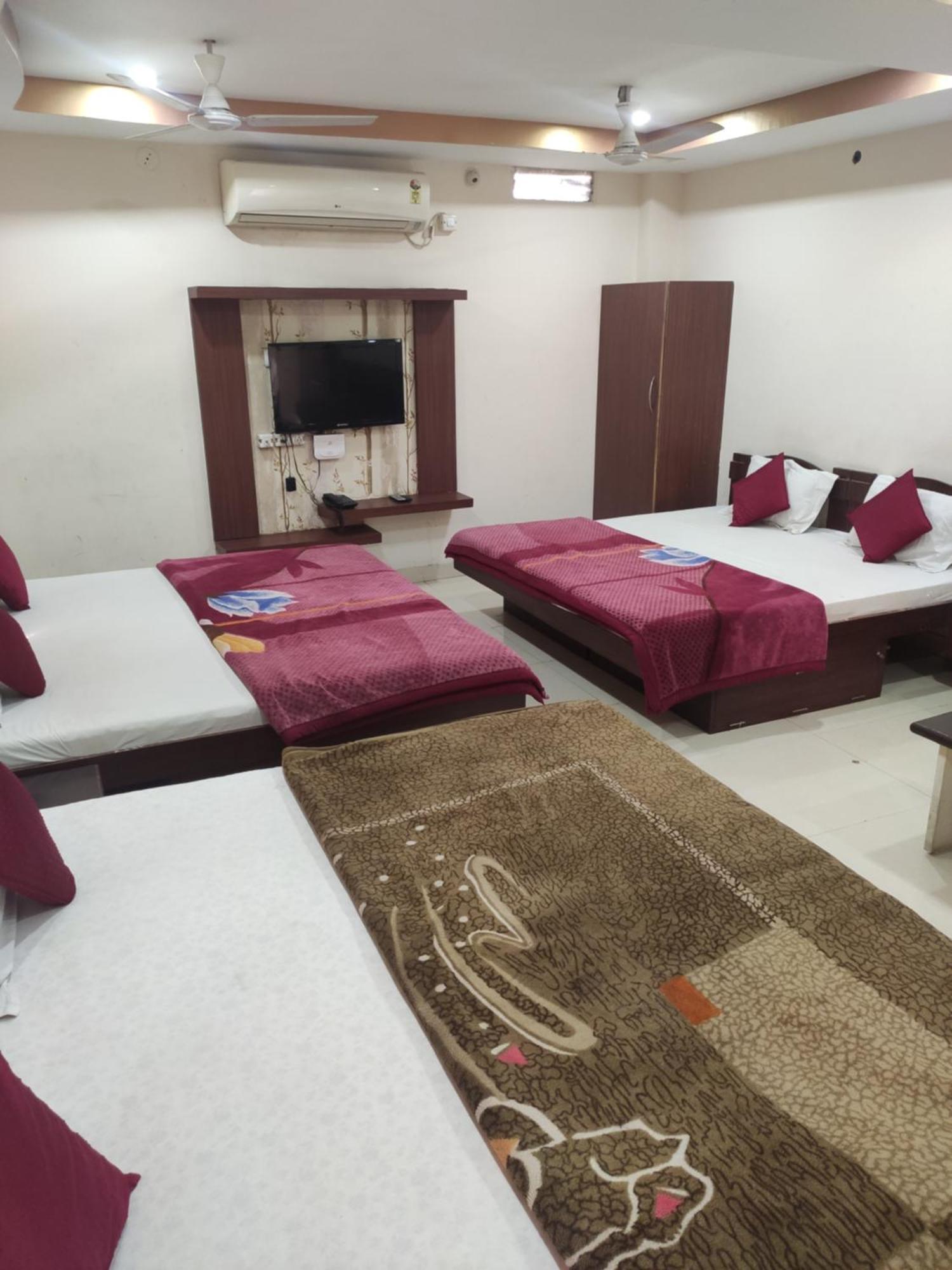 Hotel Vrandavan Palace Near Mahakal Temple ウッジャイン エクステリア 写真