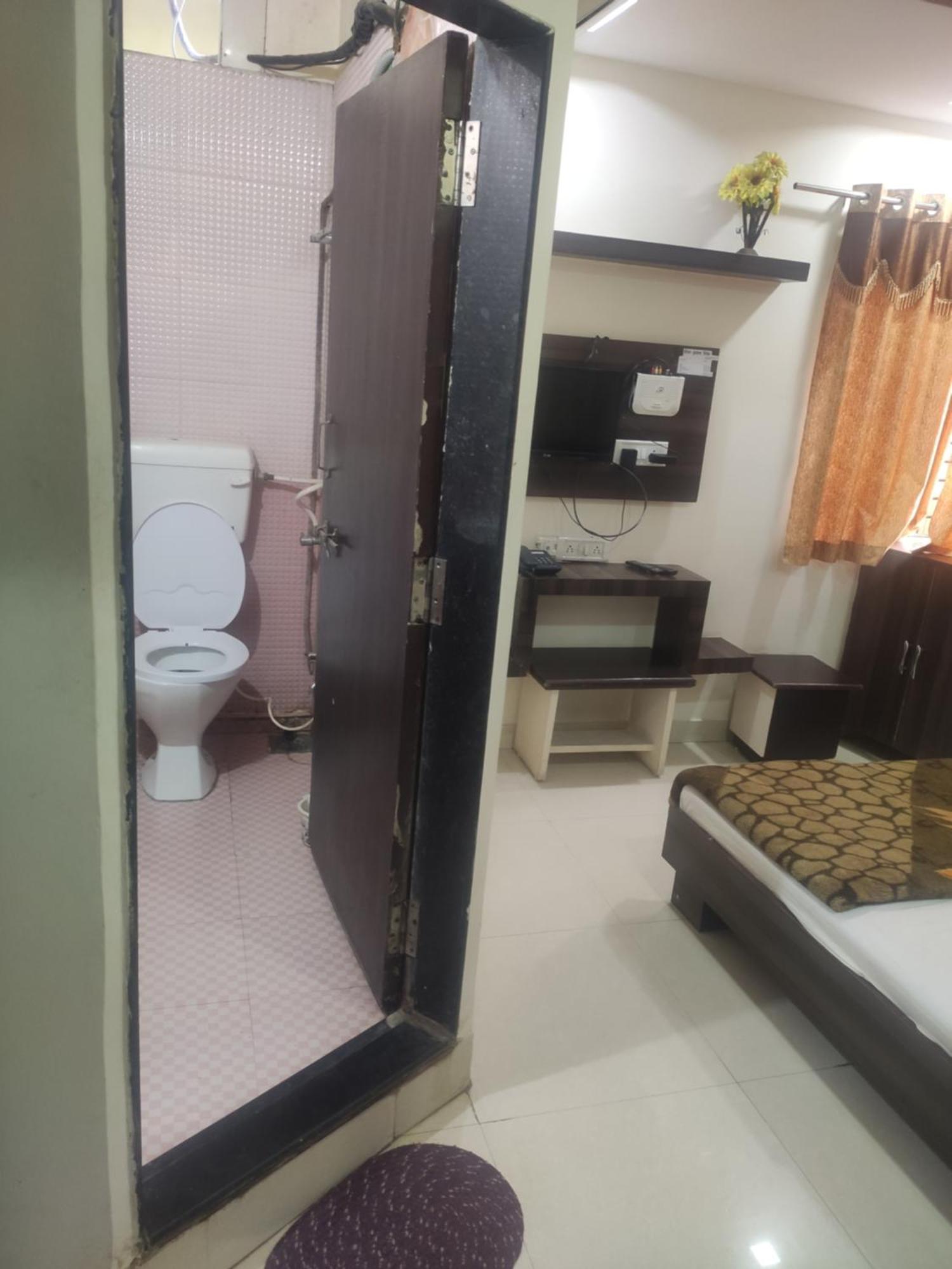 Hotel Vrandavan Palace Near Mahakal Temple ウッジャイン エクステリア 写真