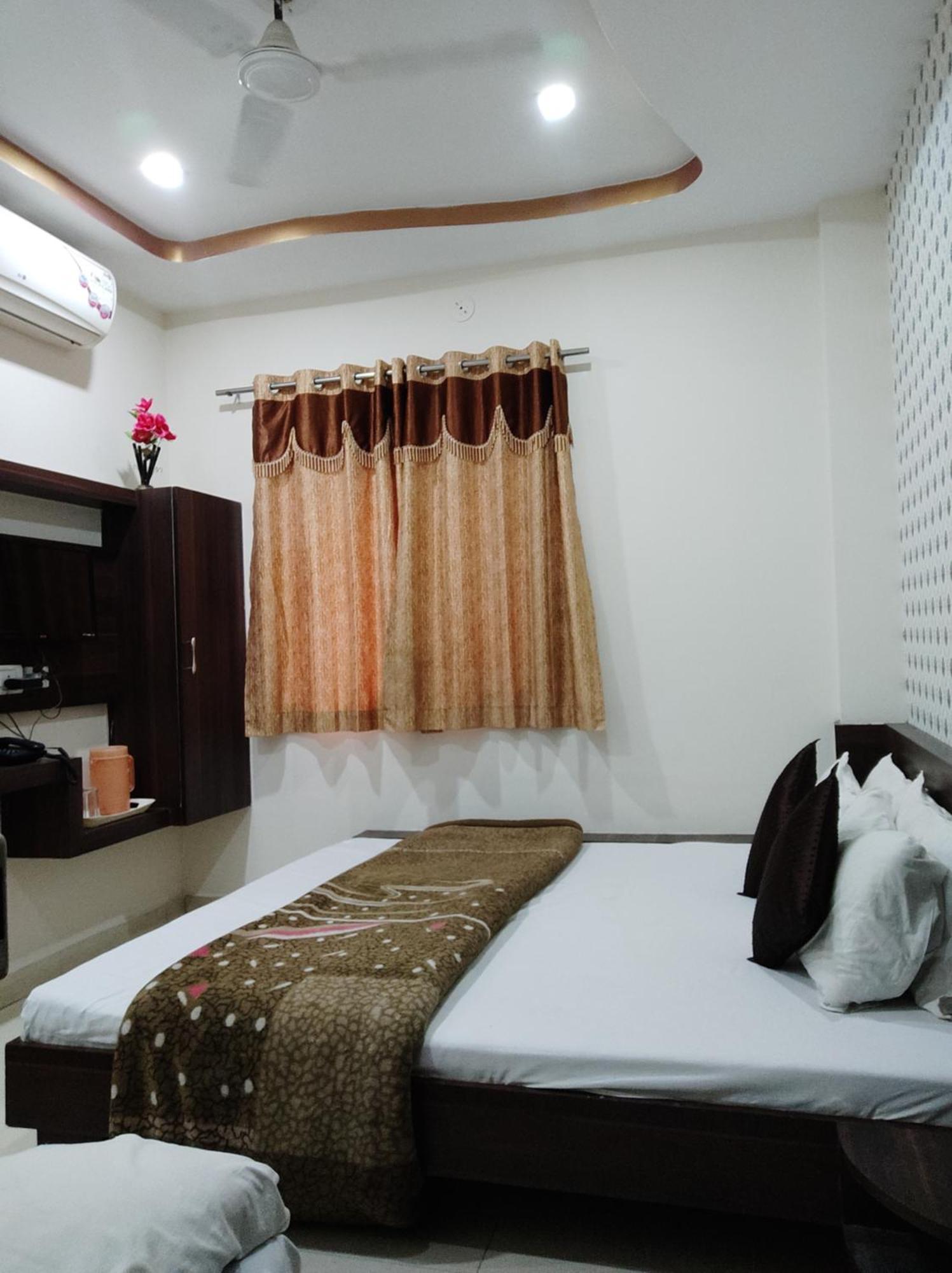 Hotel Vrandavan Palace Near Mahakal Temple ウッジャイン エクステリア 写真