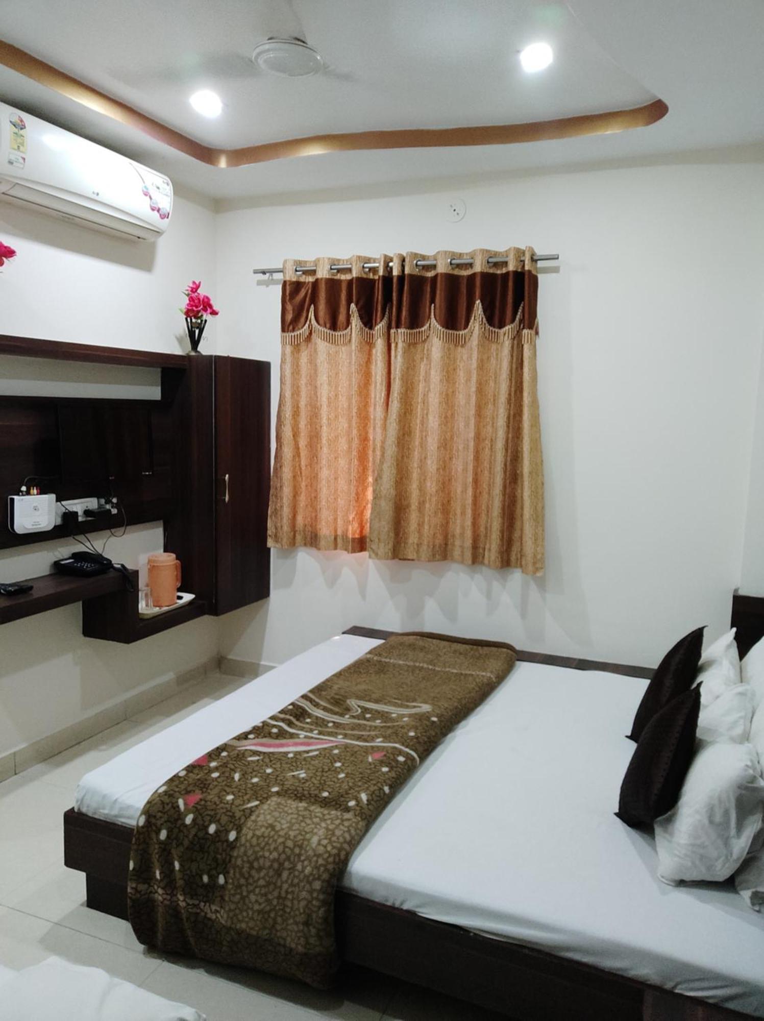 Hotel Vrandavan Palace Near Mahakal Temple ウッジャイン エクステリア 写真