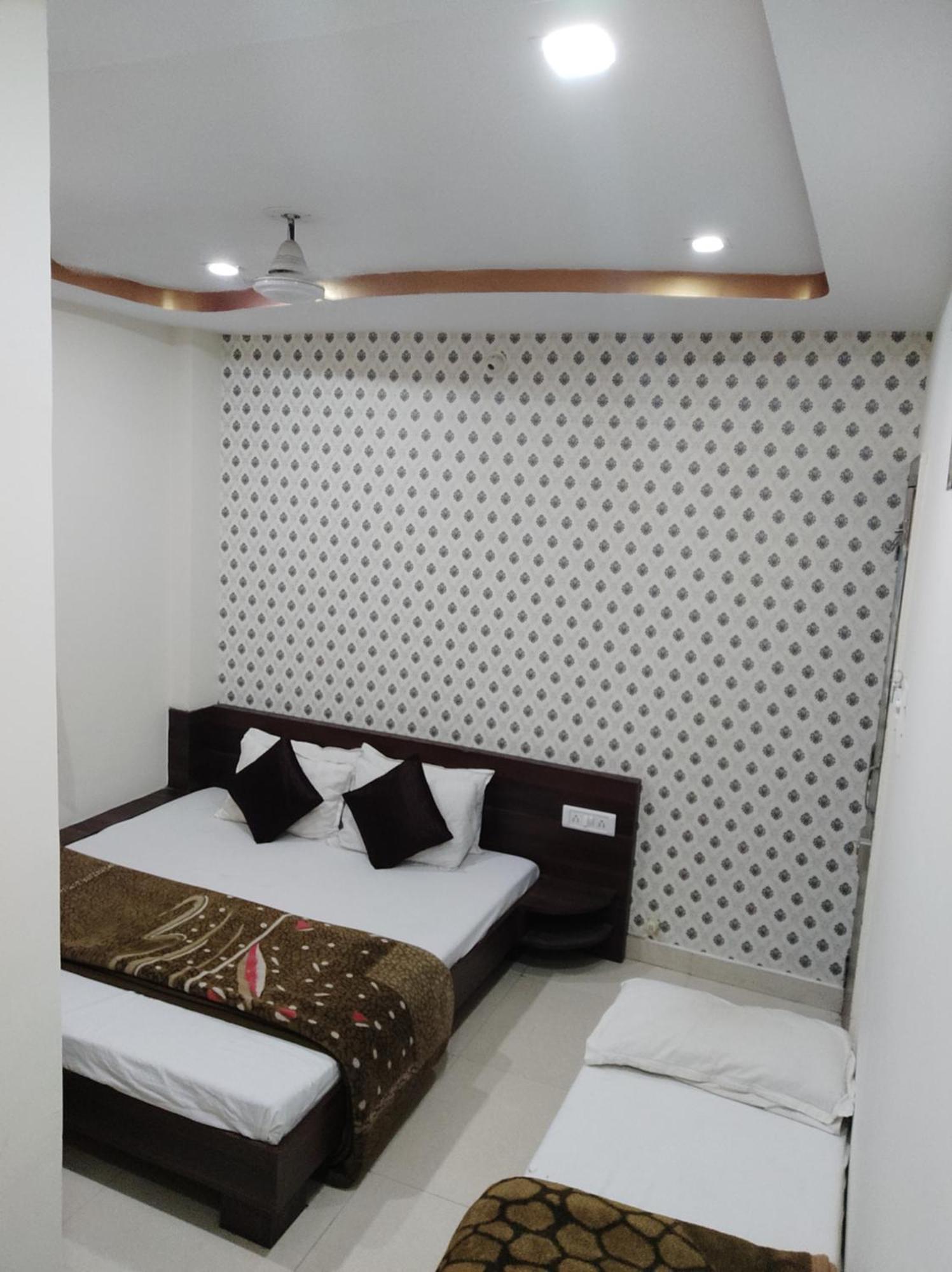 Hotel Vrandavan Palace Near Mahakal Temple ウッジャイン エクステリア 写真