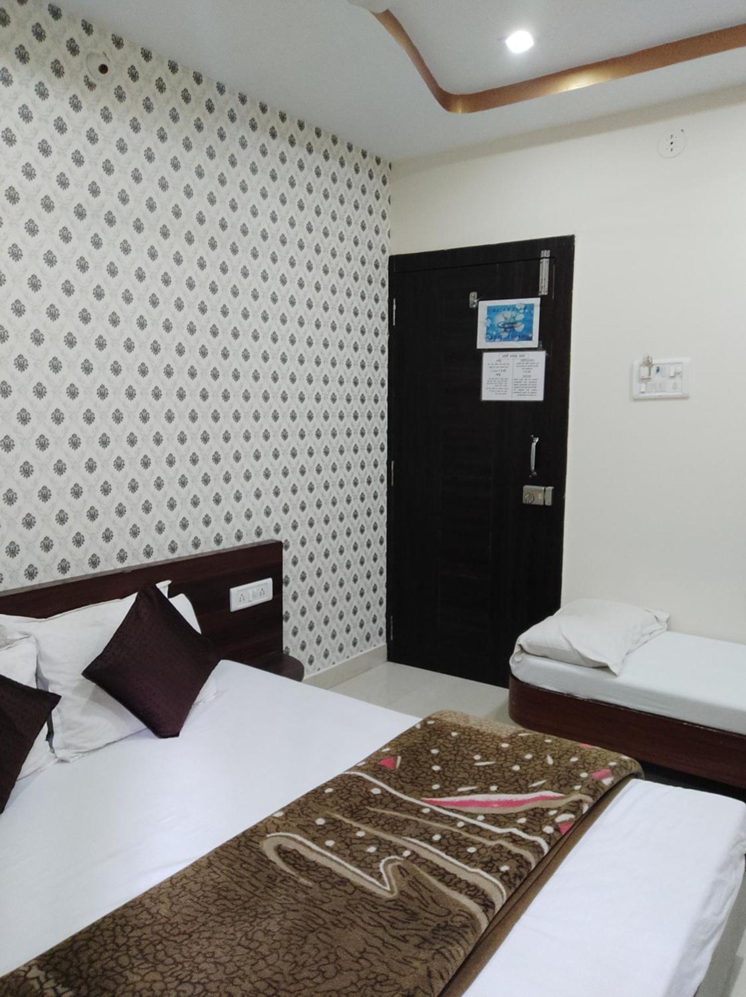 Hotel Vrandavan Palace Near Mahakal Temple ウッジャイン エクステリア 写真