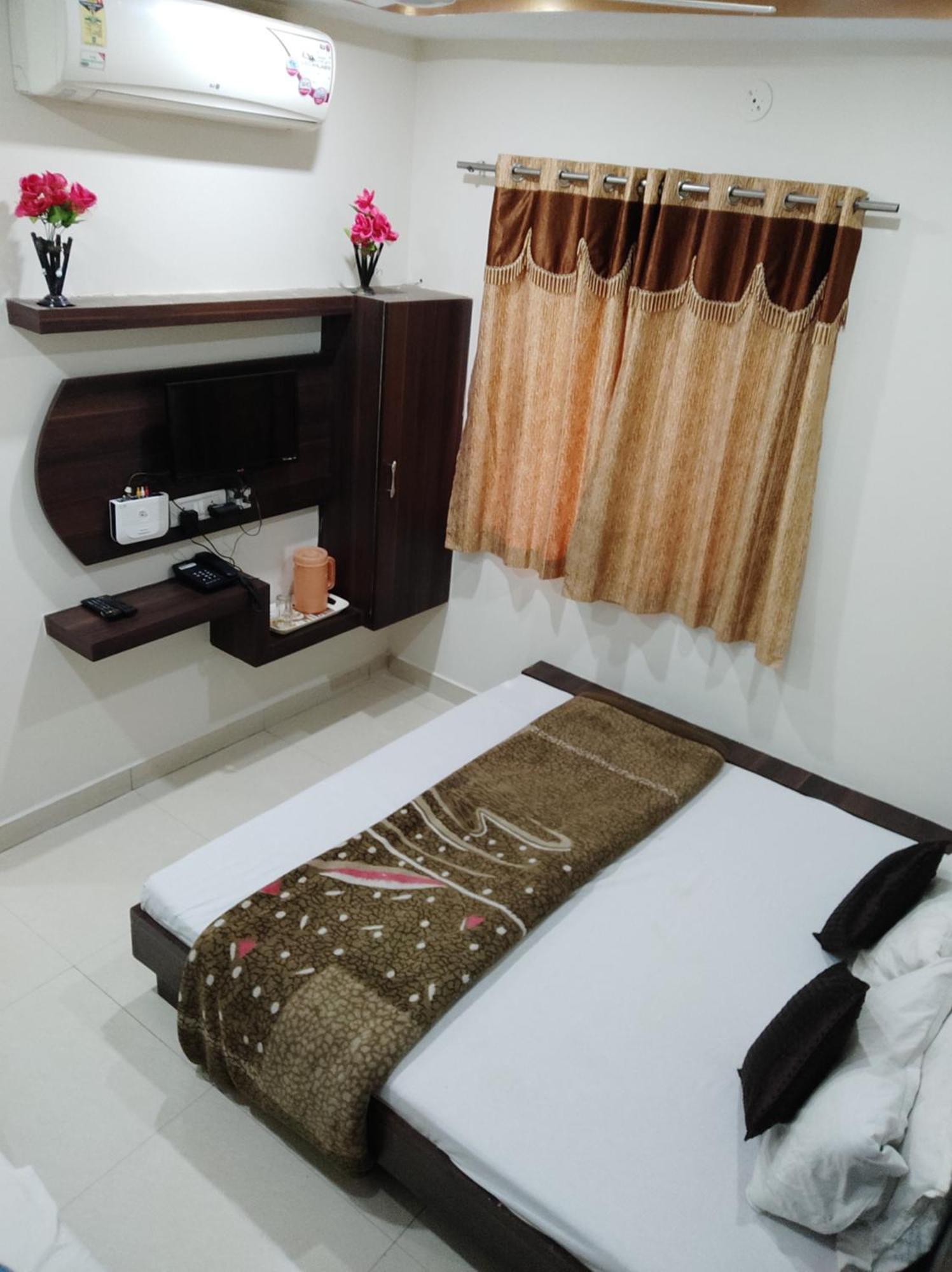 Hotel Vrandavan Palace Near Mahakal Temple ウッジャイン エクステリア 写真